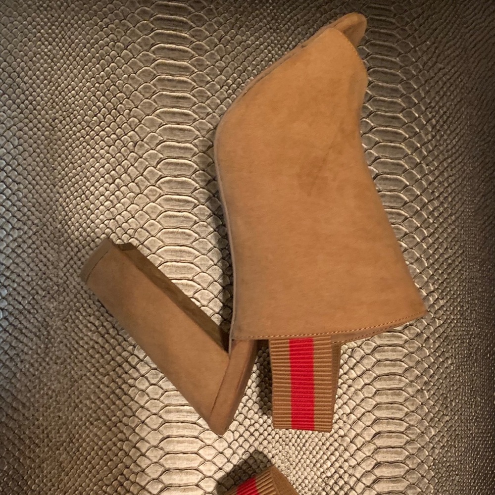 Tan and red peep toe mule